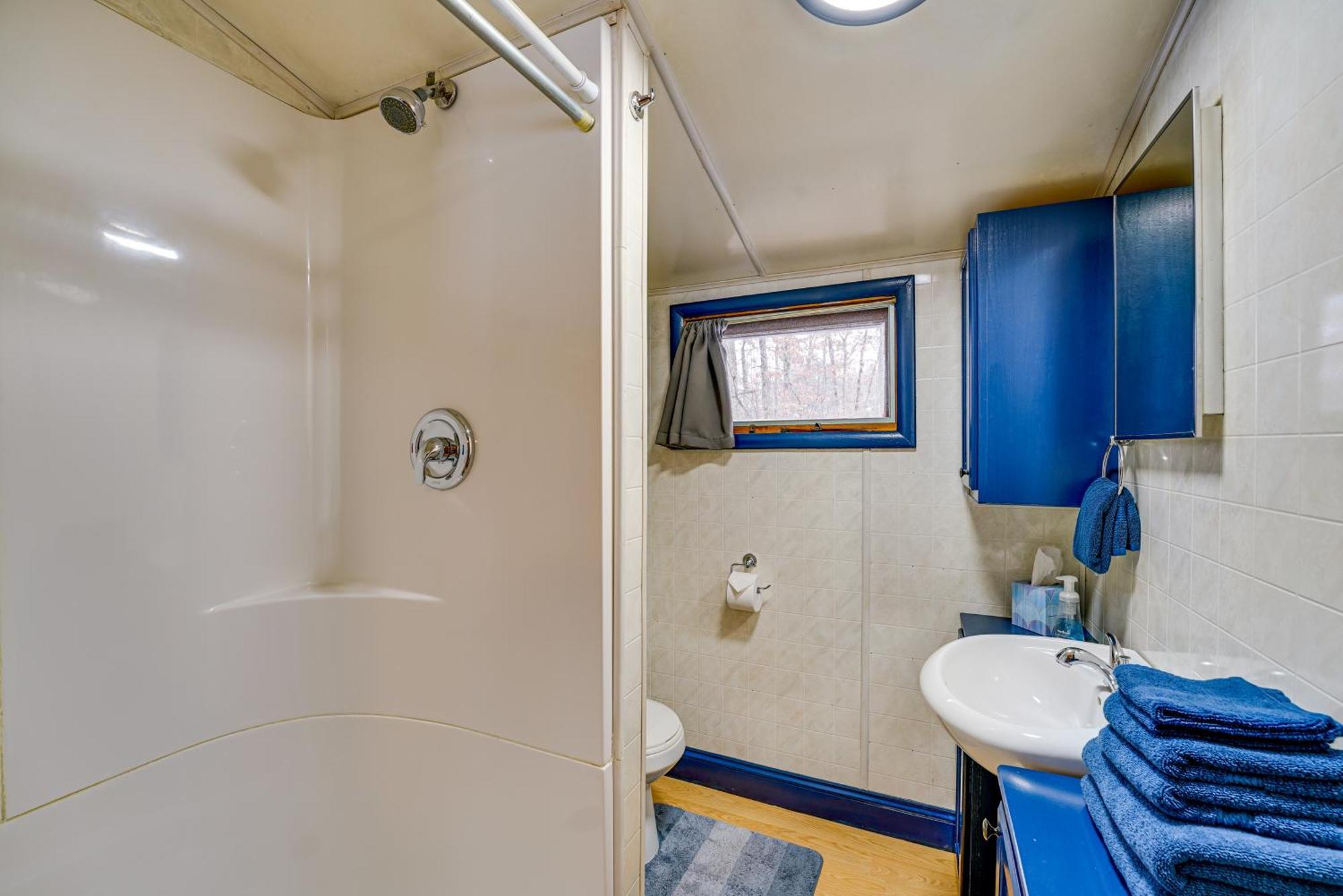 Pet-Friendly Irons Cottage About 4 Mi To Sand Lake! Extérieur photo