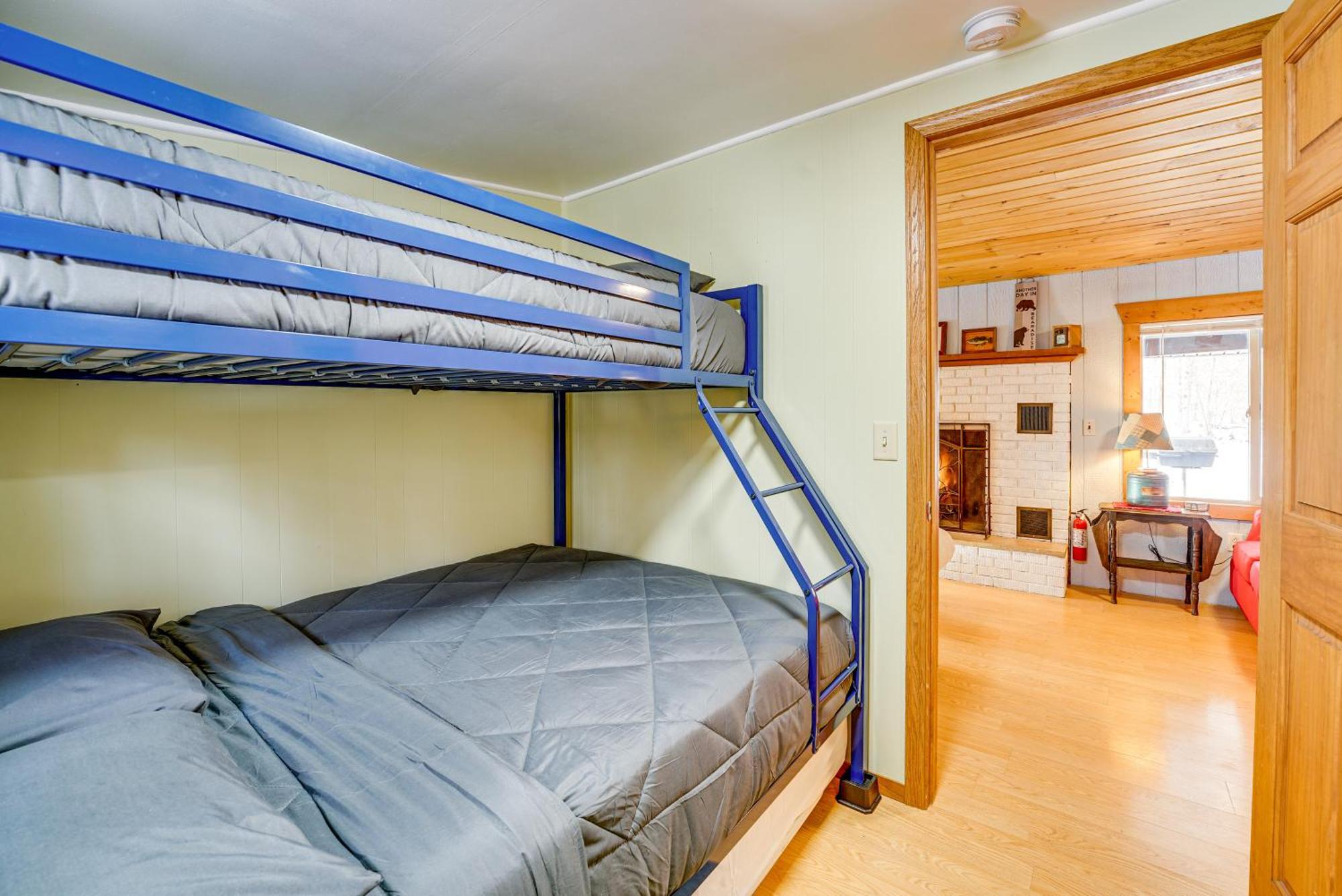 Pet-Friendly Irons Cottage About 4 Mi To Sand Lake! Extérieur photo