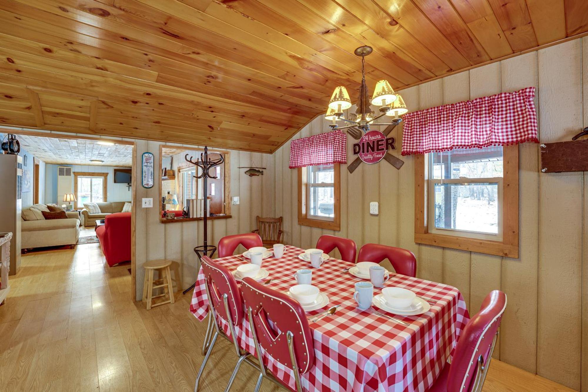 Pet-Friendly Irons Cottage About 4 Mi To Sand Lake! Extérieur photo