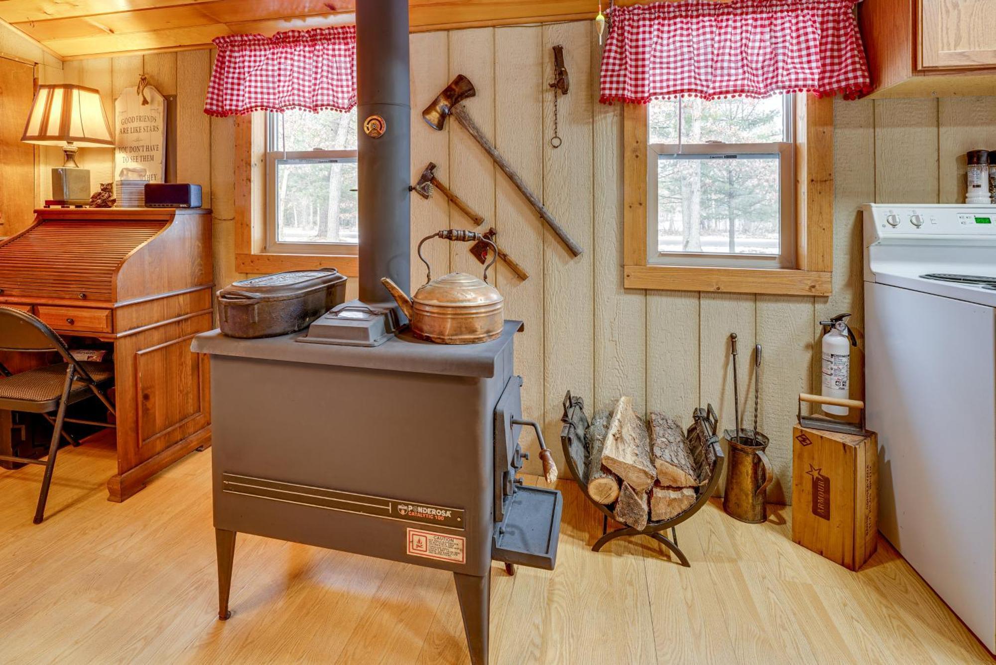 Pet-Friendly Irons Cottage About 4 Mi To Sand Lake! Extérieur photo