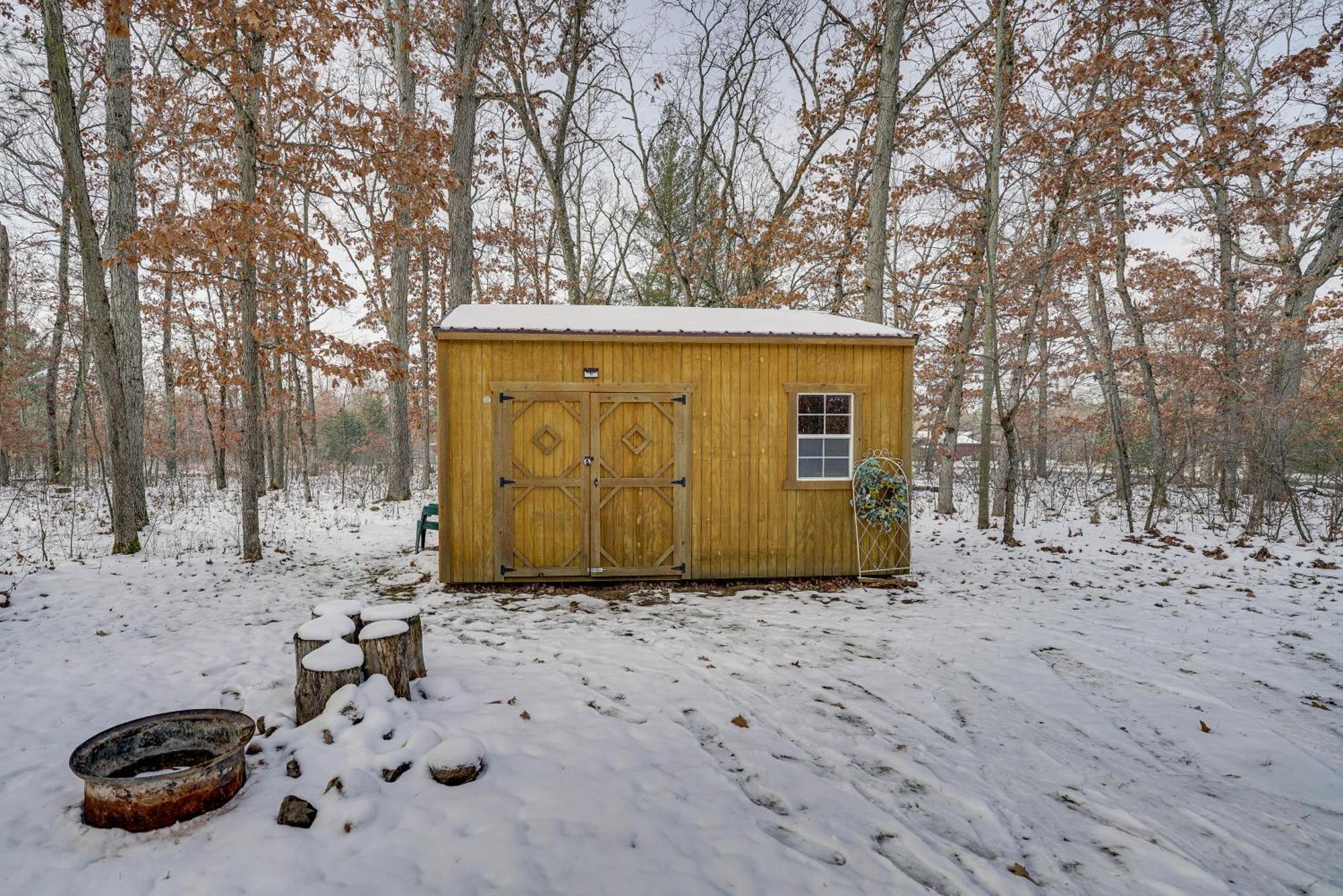 Pet-Friendly Irons Cottage About 4 Mi To Sand Lake! Extérieur photo