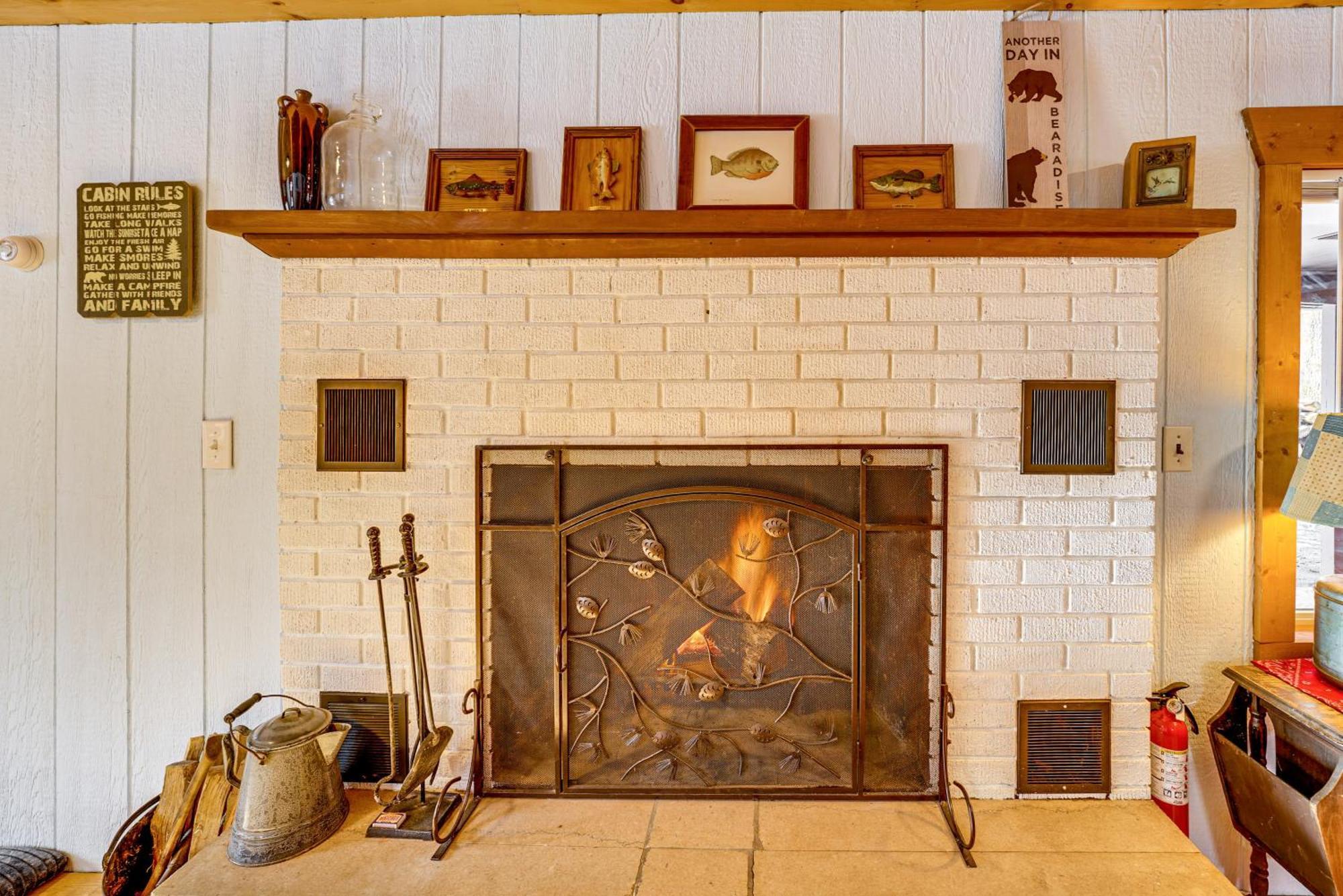 Pet-Friendly Irons Cottage About 4 Mi To Sand Lake! Extérieur photo