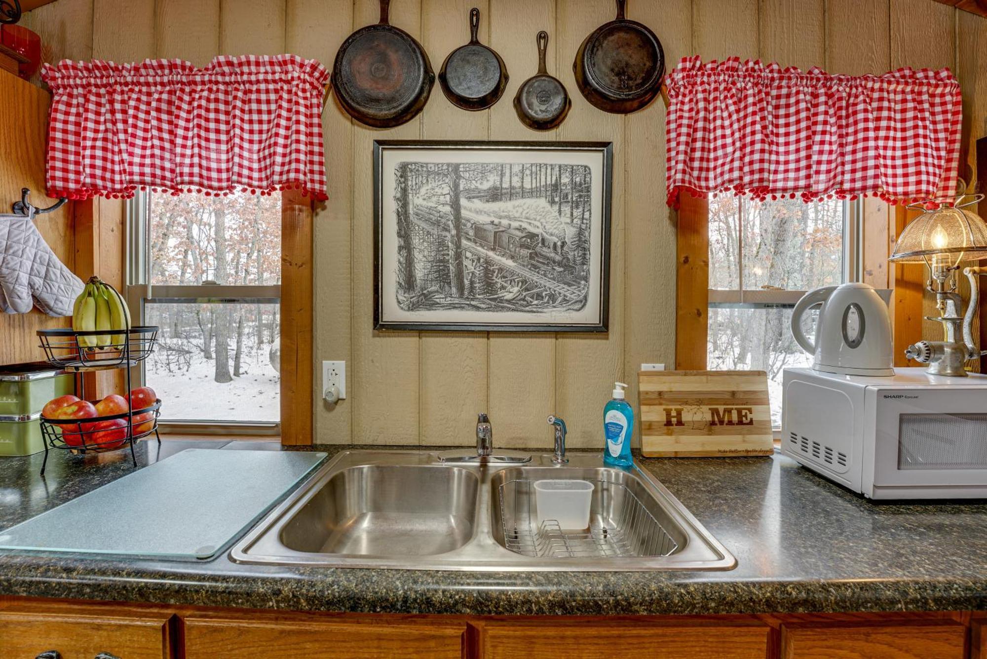 Pet-Friendly Irons Cottage About 4 Mi To Sand Lake! Extérieur photo