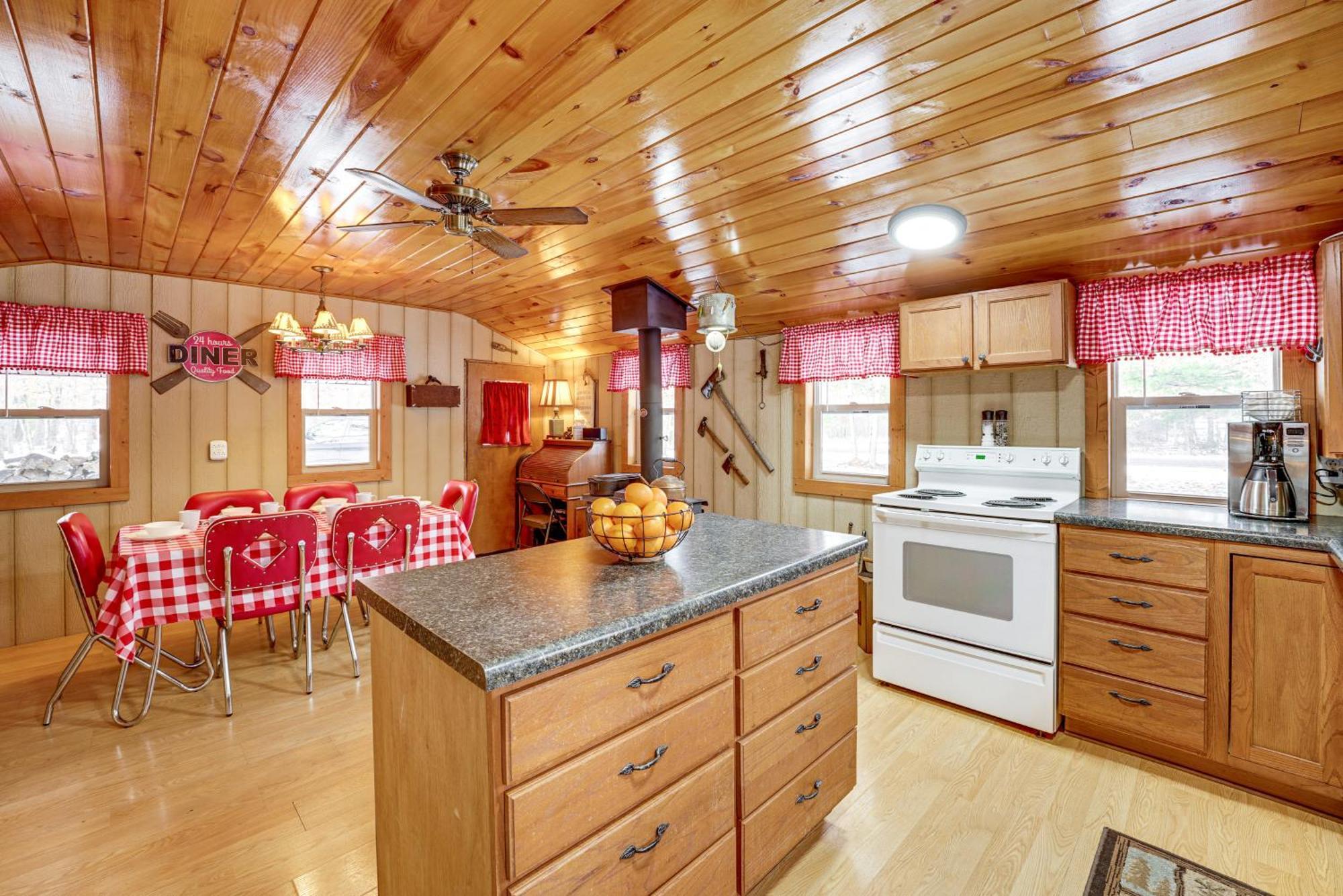 Pet-Friendly Irons Cottage About 4 Mi To Sand Lake! Extérieur photo